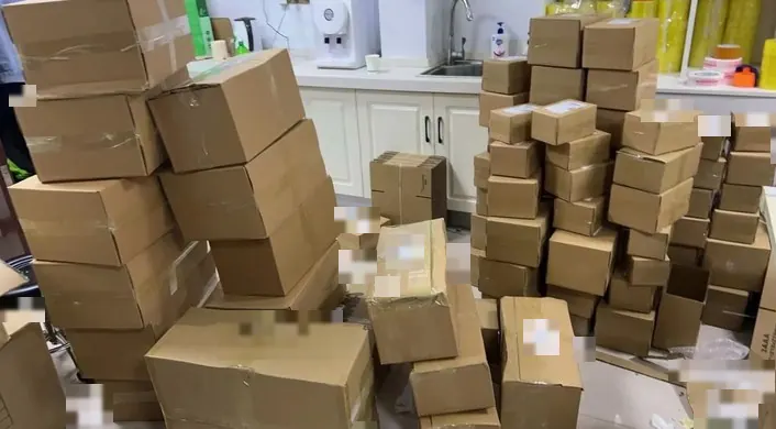 Paquetes de cartón apilados listos para enviar